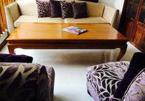 Standard Double Room, Non Smoking, Private Bathroom | Living area