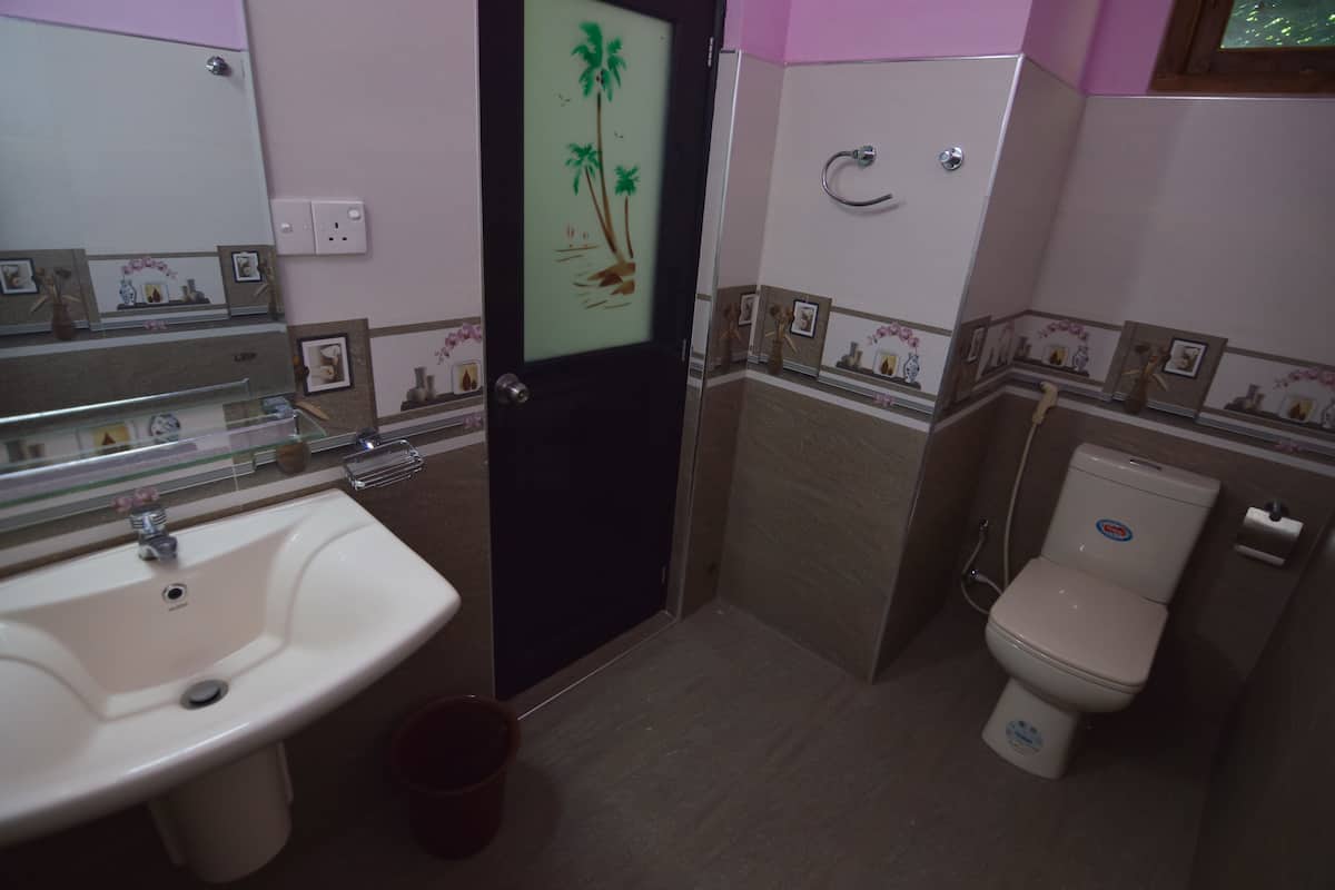 Doppia Deluxe | Bagno | Doccia, set di cortesia gratuito, asciugacapelli, bidet