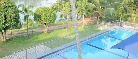 Utomhuspool och solstolar
