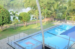 Outdoor pool, sun loungers - Kamaro Holiday Resort (Bandaragama)