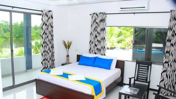 Ylelliset vuodevaatteet, minibaari, tallelokero huoneessa, työpöytä