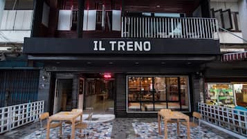 Se sirven desayunos, comidas, cenas y cocina tailandesa