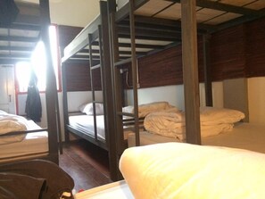 18-Bed Mixed Dormitory | Bad