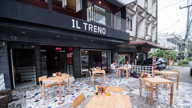 Breakfast, lunch and dinner served - Il Treno Hostel (Ayutthaya)