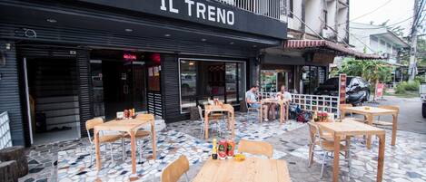 Breakfast, lunch, dinner served; Thai cuisine