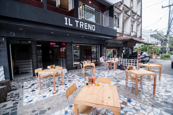 Breakfast, lunch, dinner served; Thai cuisine - Il Treno Hostel (Ayutthaya)