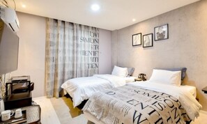 Habitación Deluxe con 2 camas individuales | Decoración individual, mobiliario individual, escritorio