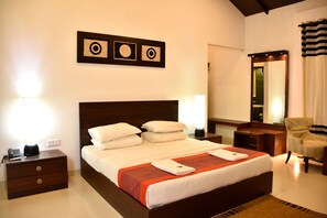 Premium bedding, down duvets, in-room safe, iron/ironing board - Kuruwita Retreat (Kuruwita)