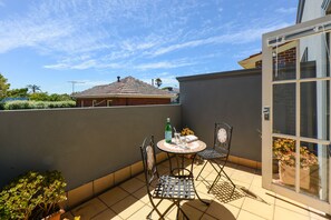 Maison, 3 chambres, 2 salles de bains | Balcon