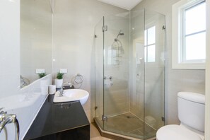 House, 3 Bedrooms, 2 Bathrooms | Bathroom | Combined shower/bathtub, free toiletries, hair dryer, towels - BOUTIQUE STAYS - Brighton Abode (Brighton)