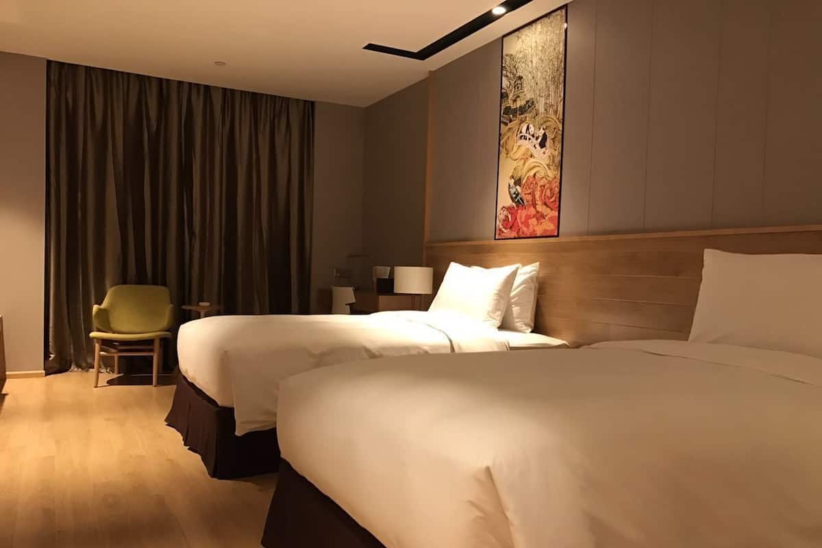Deluxe Twin Room | Minibar, desk, blackout drapes, iron/ironing board