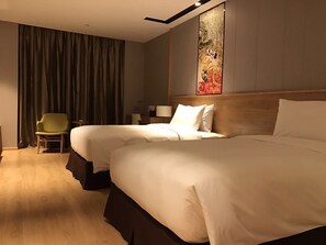 Chambre Deluxe avec lits jumeaux | Minibar, bureau, rideaux occultants, fer et planche à repasser