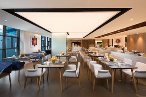 每日供應自助早餐 (每人 CNY48)