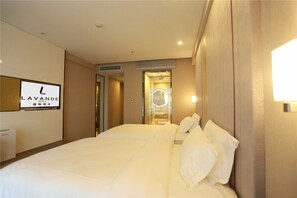 Minibar, brankas, meja kerja, dan tirai kedap cahaya