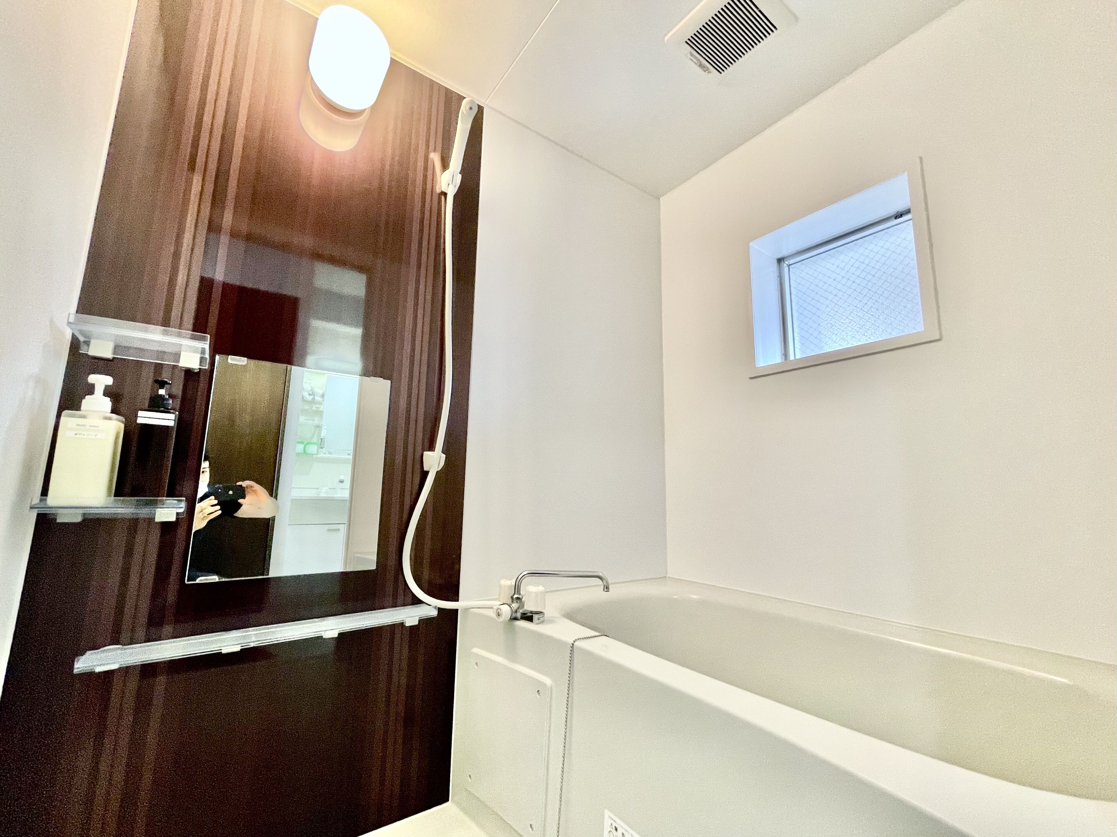 Combined shower/bathtub, free toiletries, hair dryer, slippers
