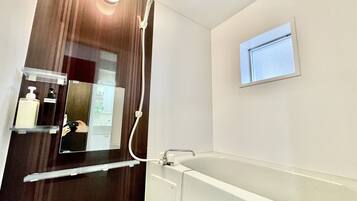 Combined shower/bathtub, free toiletries, hair dryer, slippers