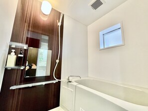 Combinació de dutxa i banyera i articles de tocador gratuïts 
