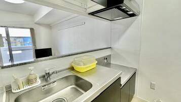 Deluxe Room | Private kitchen | Fridge, microwave, electric kettle