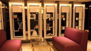 Lobby-lounge