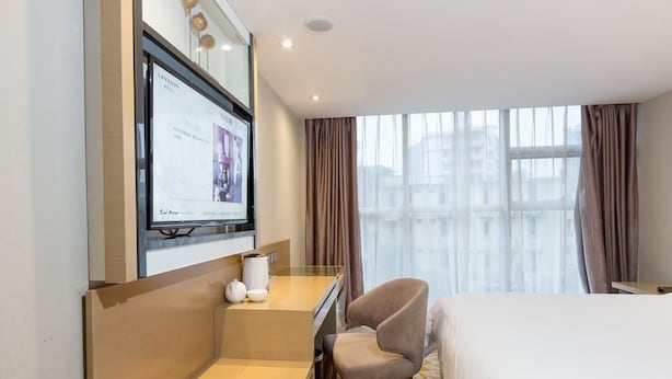 Dobbeltrom – business | Minibar, skrivebord, blendingsgardiner og wi-fi (inkludert)