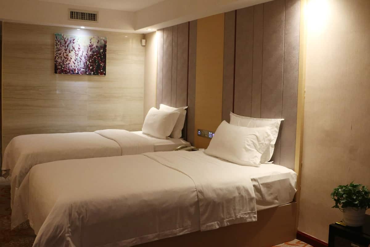 Deluxe Twin Room | Desk, blackout drapes, rollaway beds, free WiFi