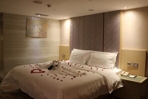 Romantic Room | Desk, blackout drapes, rollaway beds, free WiFi - LAVANDE HOTEL GZ PAZHOU BRANCH (Guangzhou)