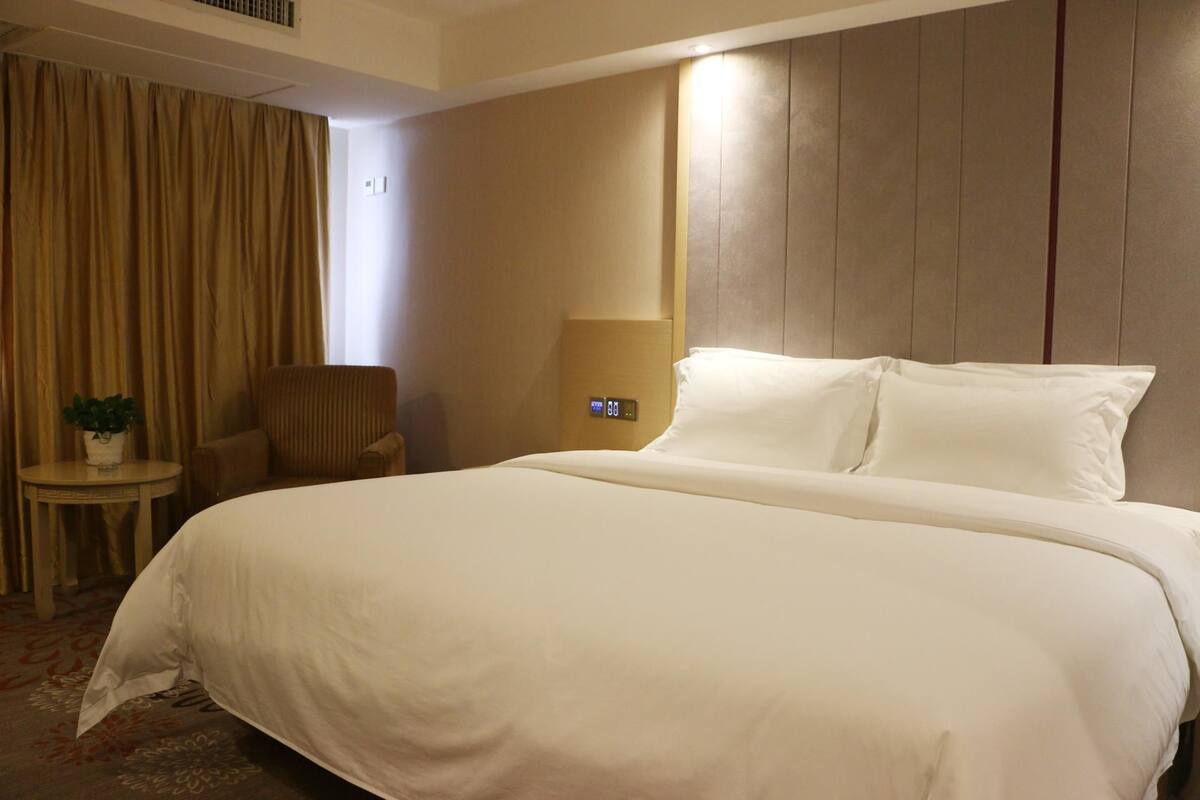 Business Room | Desk, blackout drapes, rollaway beds, free WiFi