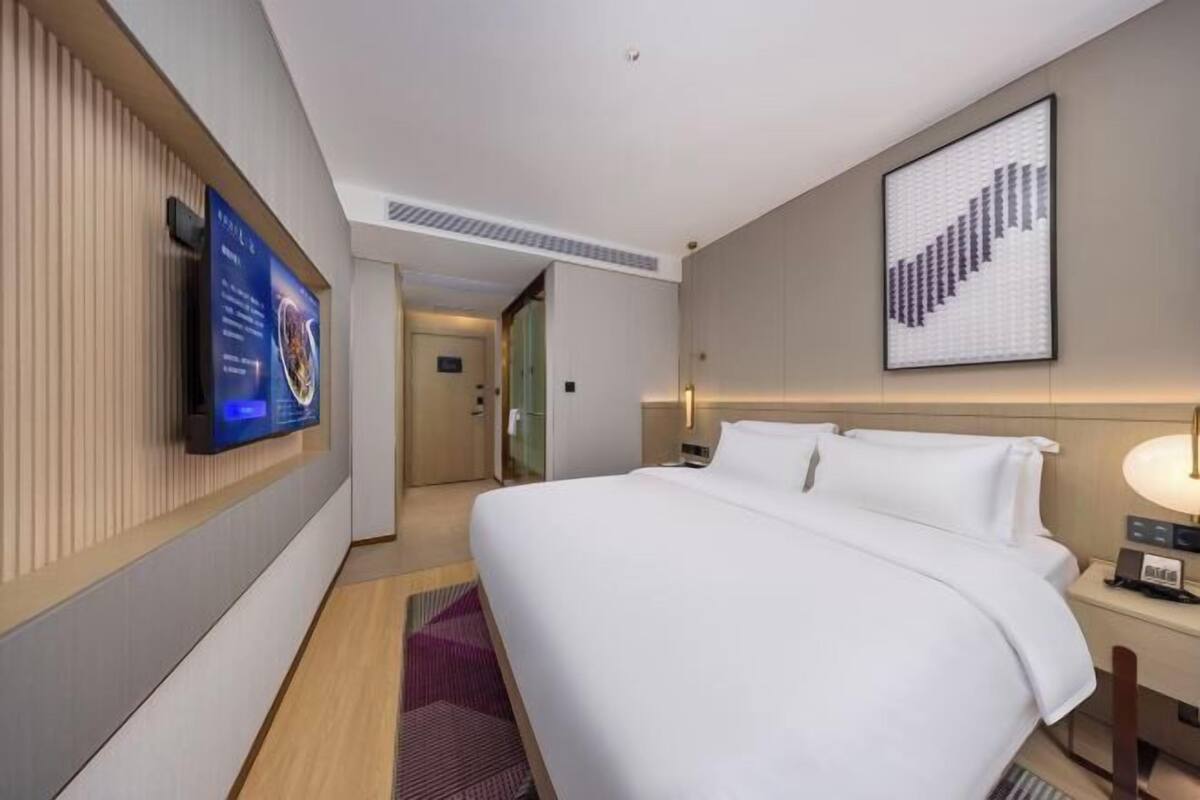 Minibar, desk, blackout drapes, WiFi (free)
