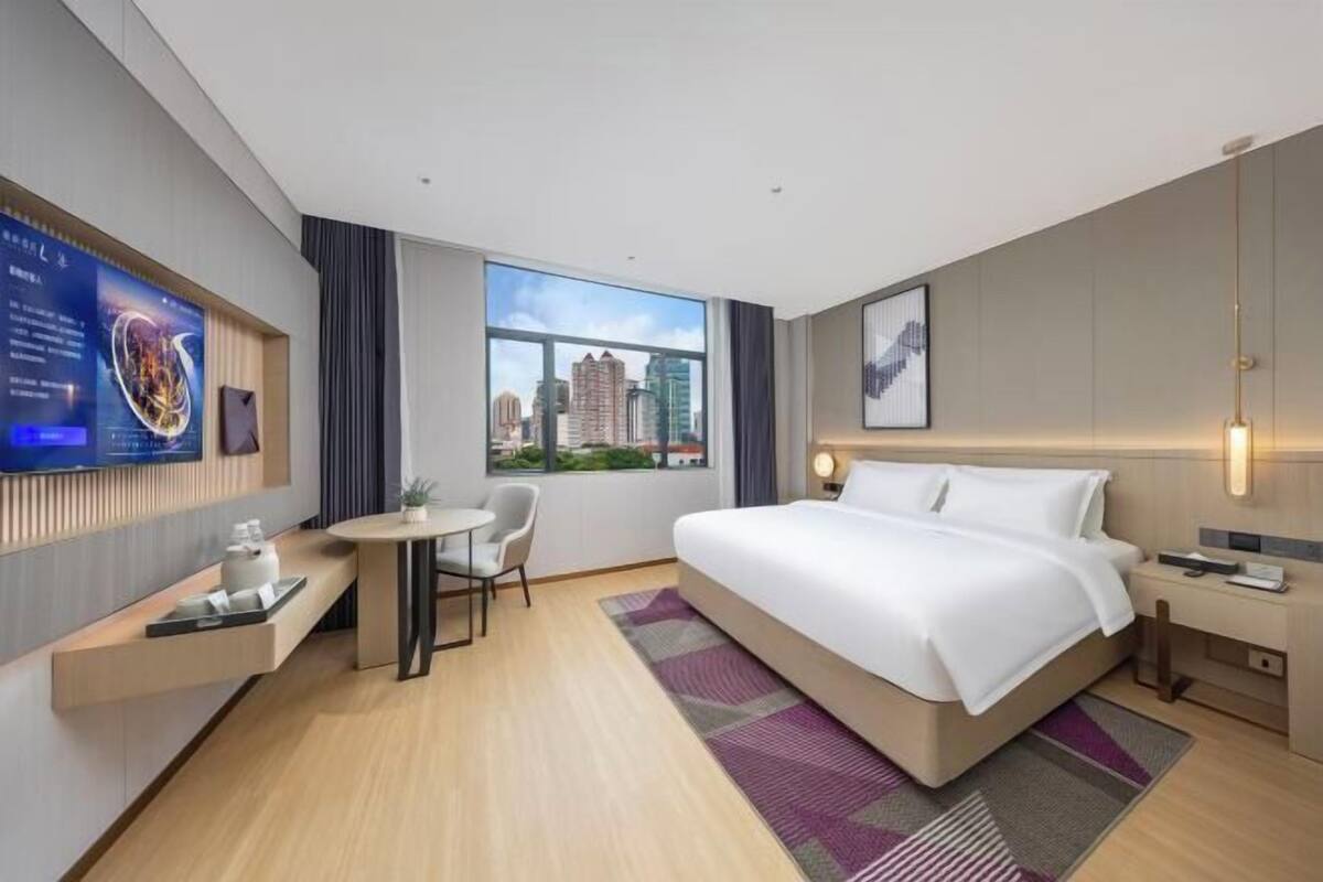 Minibar, desk, blackout drapes, WiFi (free)