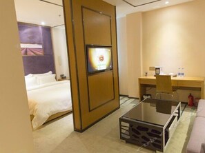 Minibar, desk, blackout drapes, free WiFi - Lavande Hotel (Guangzhou)