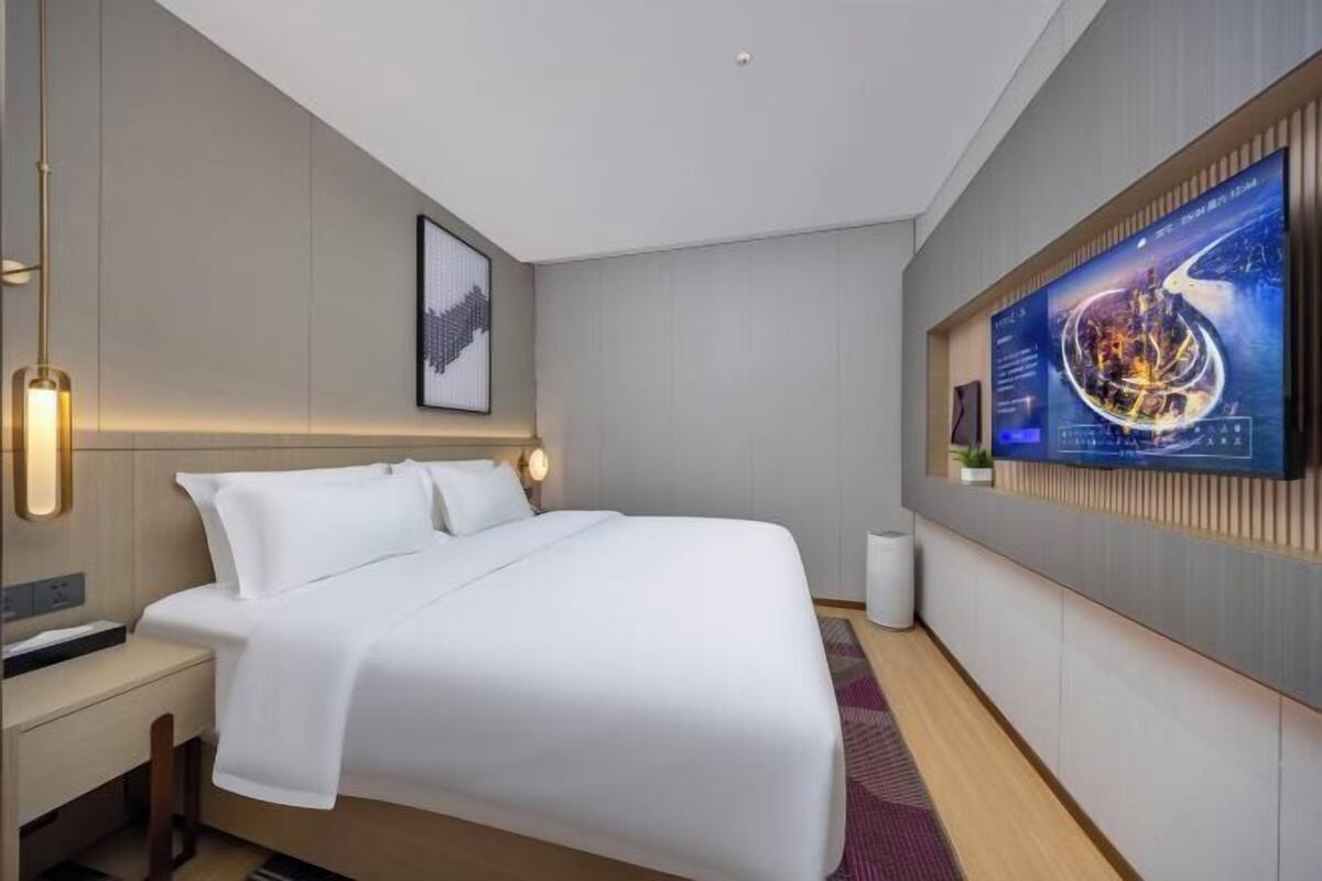 Minibar, desk, blackout drapes, WiFi (free)