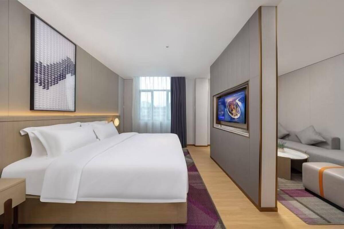 Minibar, desk, blackout drapes, WiFi (free)
