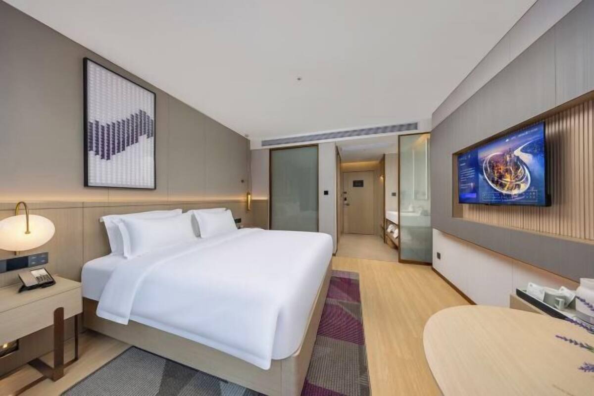 Minibar, desk, blackout drapes, WiFi (free)