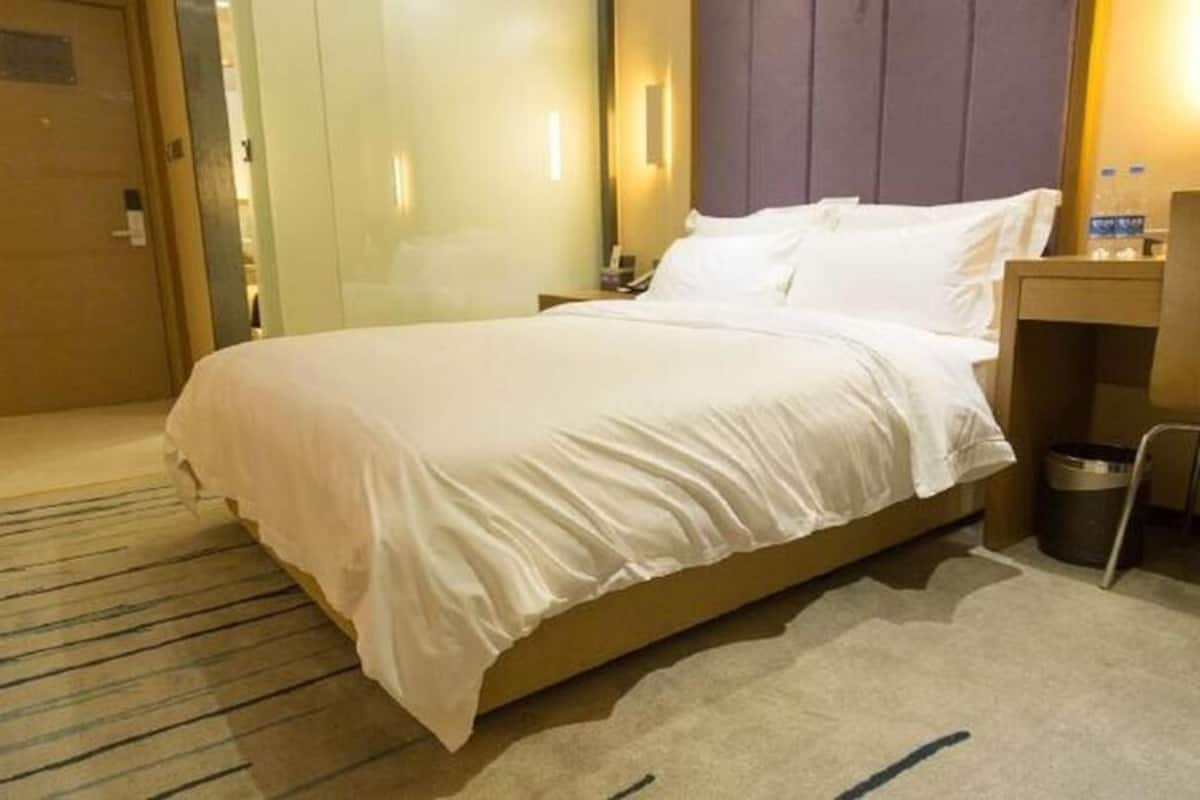 Minibar, desk, blackout curtains, free WiFi