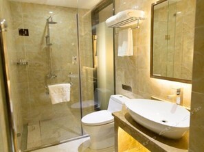Baño | Ducha, artículos de higiene personal gratuitos y secador de pelo