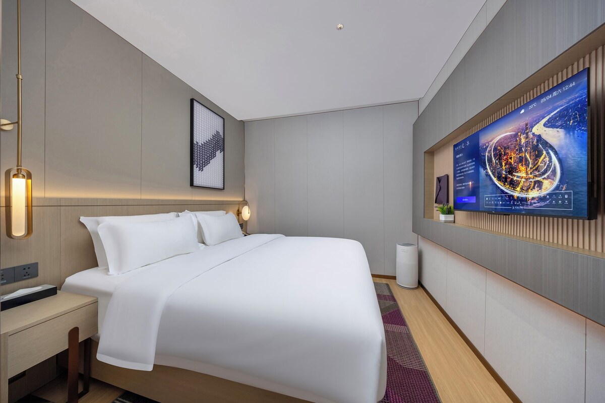 Minibar, desk, blackout drapes, WiFi (free)