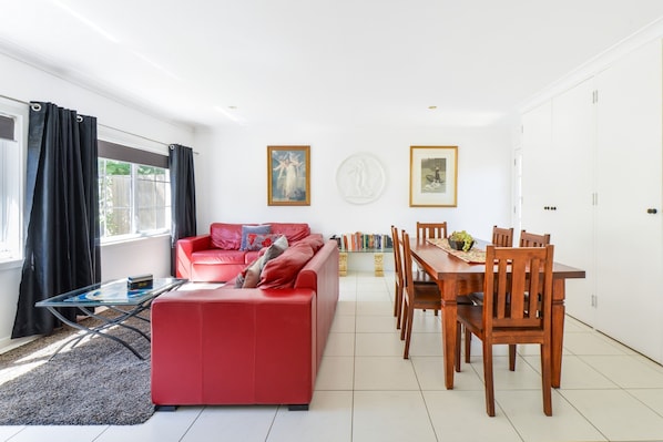 2 Bedroom Villa with 2 Bathrooms and 2 Living Rooms | In-room dining