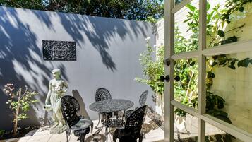 2 Bedroom Villa with 2 Bathrooms and 2 Living Rooms | Terrace/patio