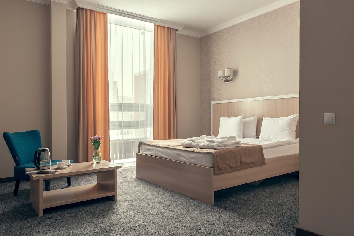 Suite, 1 Schlafzimmer | Hochwertige Bettwaren, Zimmersafe, Schreibtisch, kostenloses WLAN