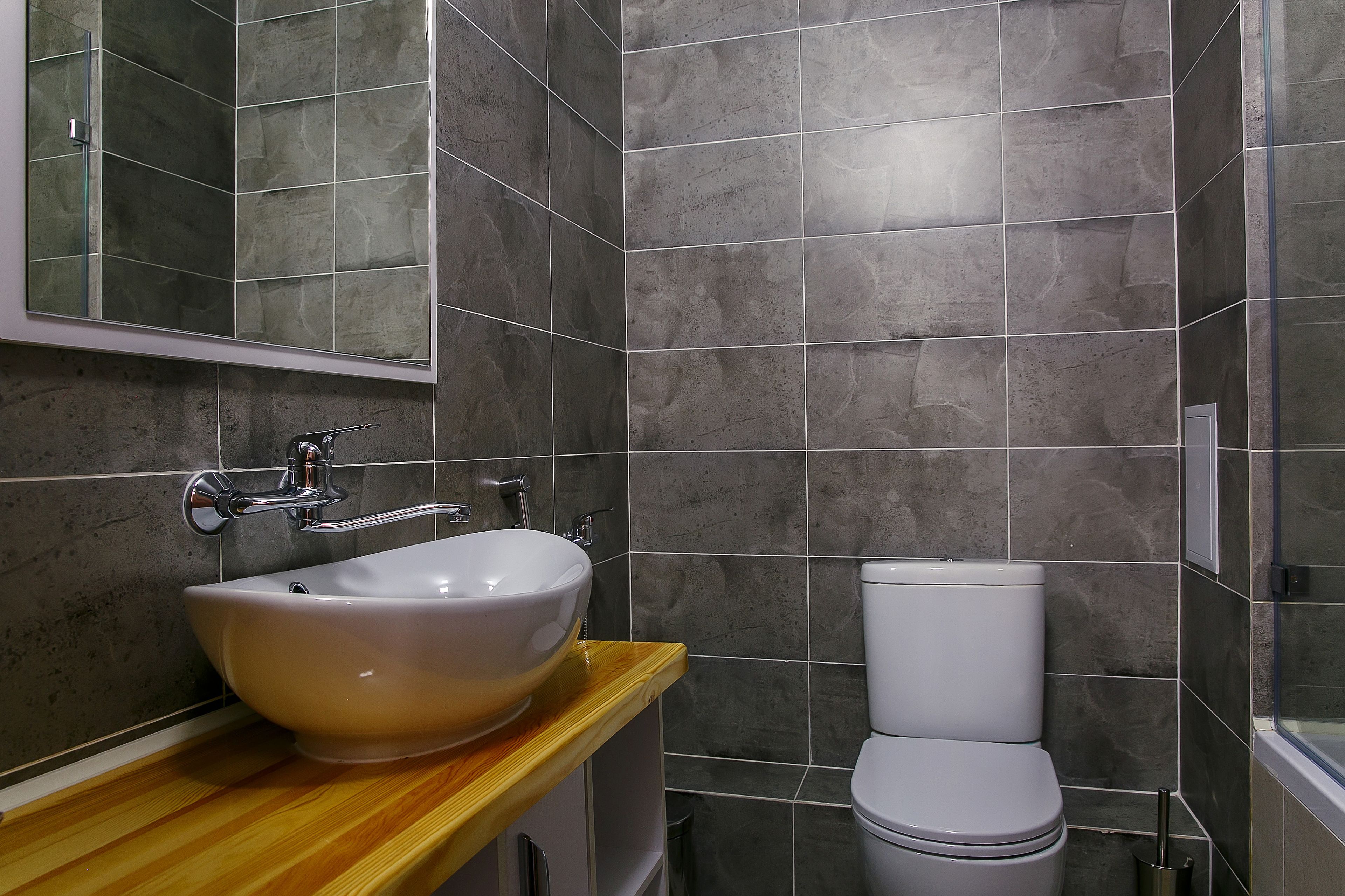 standard twin room | bathroom | bathtub, free toiletries, hair dryer, slippers