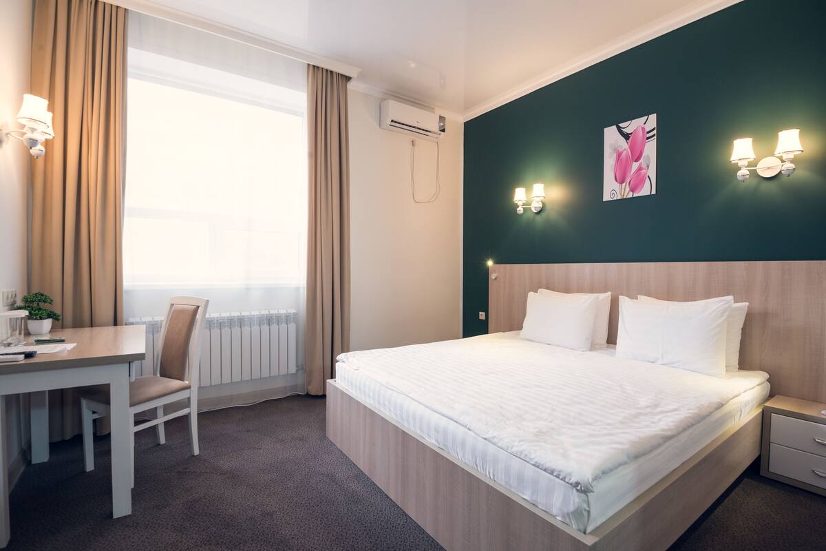 Habitación estándar doble | Ropa de cama de alta calidad, minibar, caja fuerte y escritorio