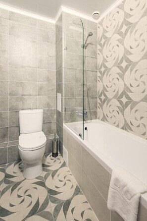 Standard dubbelrum | Badrum | Badkar, gratis toalettartiklar, hårtork och tofflor