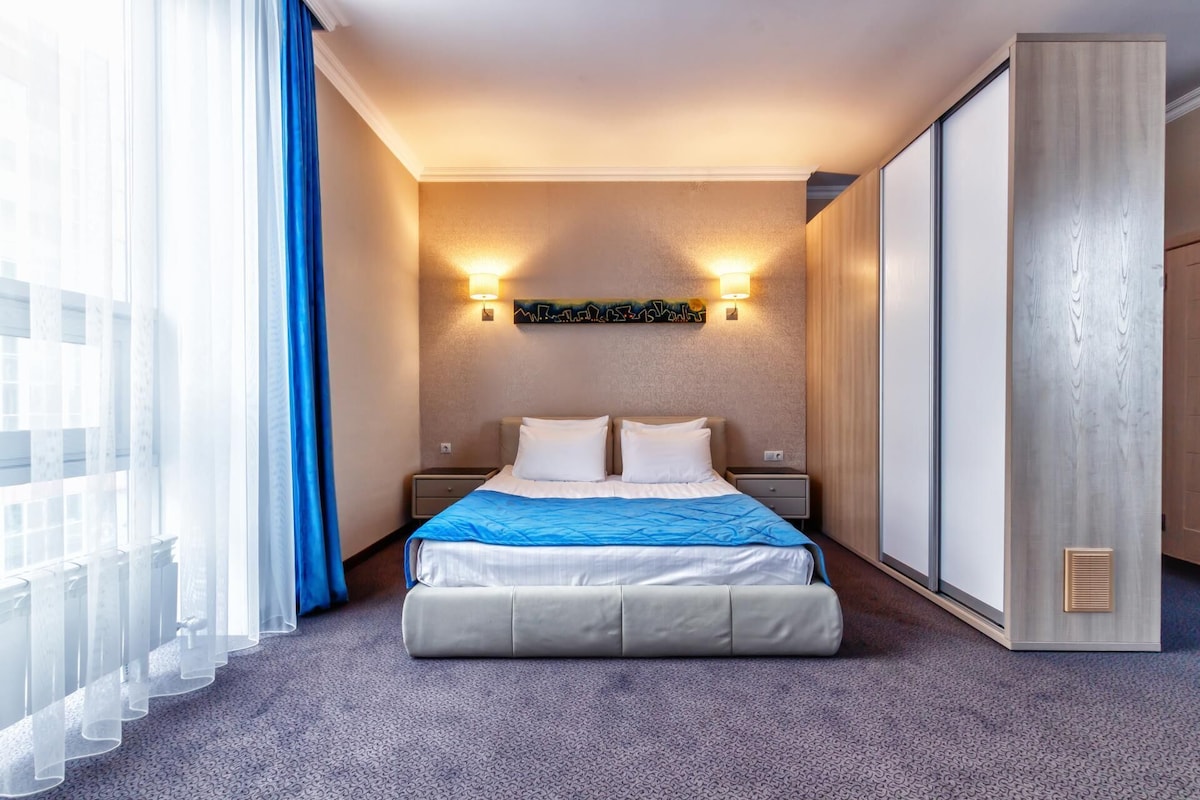 Premium bedding, minibar, in-room safe, desk