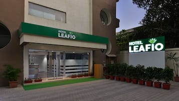 Voorkant accommodatie - avond/nacht