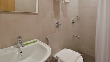 Deluxe kamer | Badkamer | Een douche, gratis toiletartikelen, handdoeken, zeep