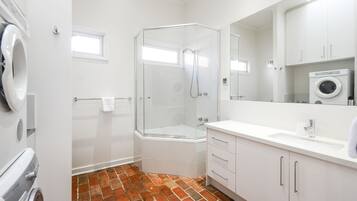 House, 2 Bedrooms | Bathroom | Combined shower/bathtub, free toiletries, hair dryer, towels