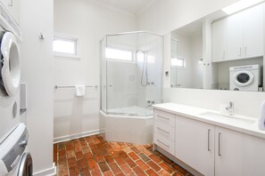 Maison, 2 chambres | Salle de bain
