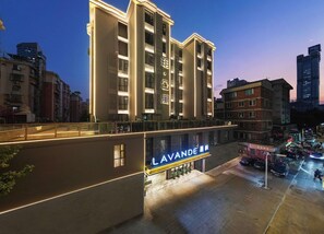Ett hotell med flera våningar, där det på bottenvåningen finns en tydlig skylt med texten ”LAVANDE”.