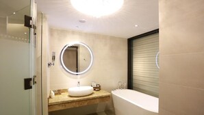Habitación romántica | Baño | Regadera, amenidades de baño gratuitas, secadora de cabello, pantuflas
