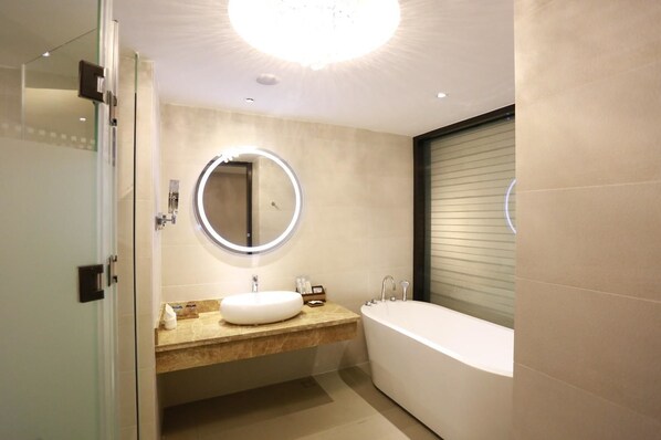 Romantic Room | Bathroom | Shower, free toiletries, hair dryer, slippers - LAVANDE HOTEL GZ SHIPAIQIAO METRO STATION BRANCH (Guangzhou)